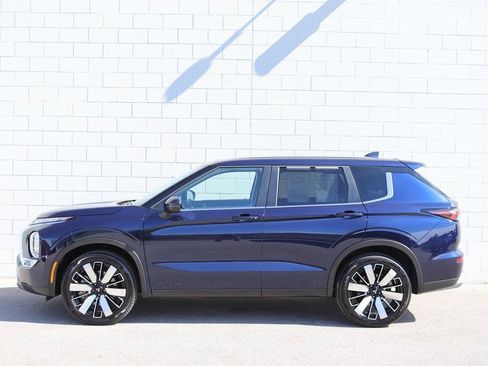 Used 2025 Mitsubishi Outlander SE image 2