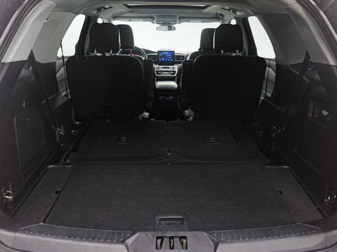 Used 2021 Ford Explorer XLT w/ Equipment Group 202A image 9