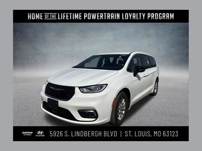 Used 2025 Chrysler Pacifica Select