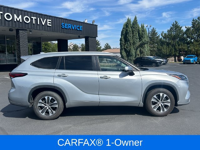 Used 2024 Toyota Highlander XLE FWD image 2