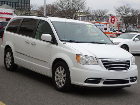 Used 2016 Chrysler Town & Country Touring w/ Driver Convenience Group image 3