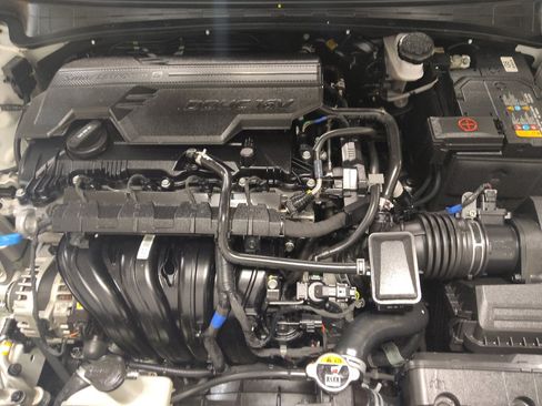 Used 2025 Hyundai Elantra Limited FWD image 30