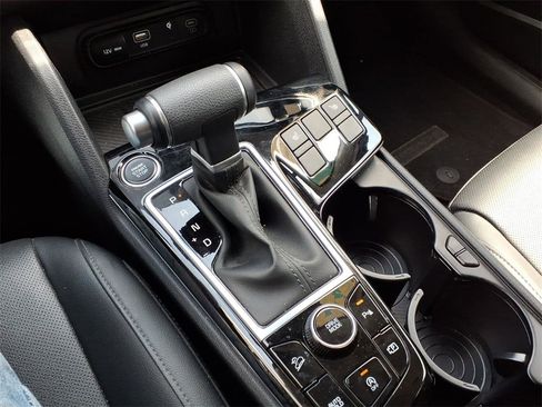 Used 2025 Kia Sportage EX image 19