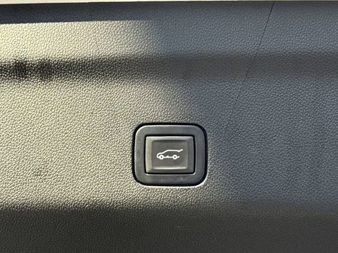 Used 2022 Chevrolet Tahoe Z71 w/ Luxury Package image 17