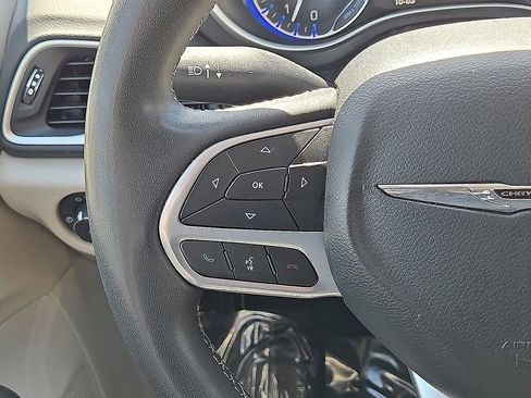 Used 2023 Chrysler Pacifica Touring-L FWD image 18