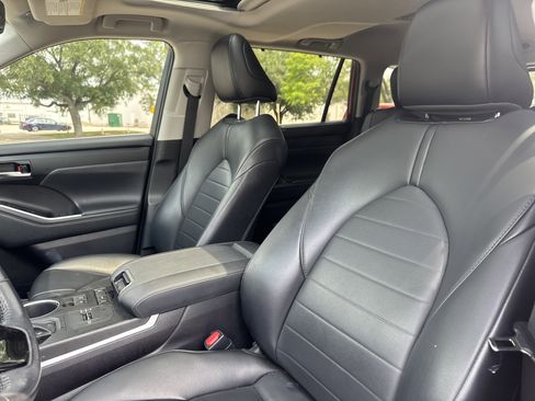Used 2021 Toyota Highlander XLE FWD image 6