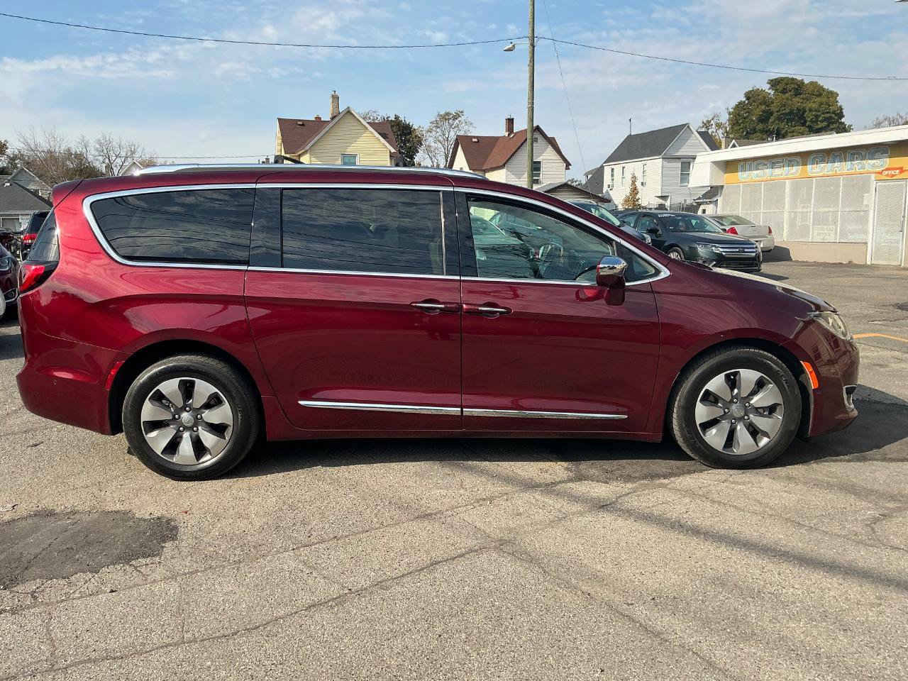 Used 2018 Chrysler Pacifica Limited w/ Advanced Safetytec Group FWD image 3