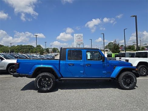 New 2025 Jeep Gladiator Willys image 2