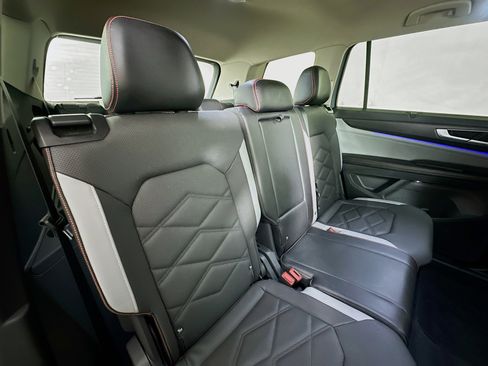 Used 2024 Volkswagen Atlas Peak Edition SEL image 28