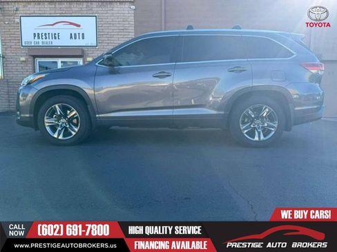 Used 2017 Toyota Highlander Limited Platinum image 2