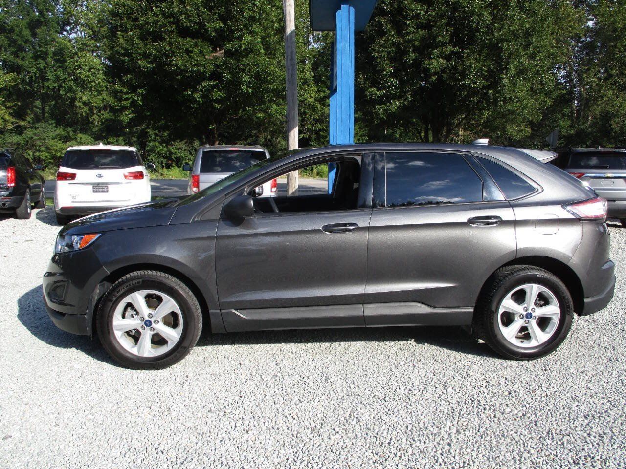 Used 2017 Ford Edge SE w/ Cargo Accessory Package FWD image 2