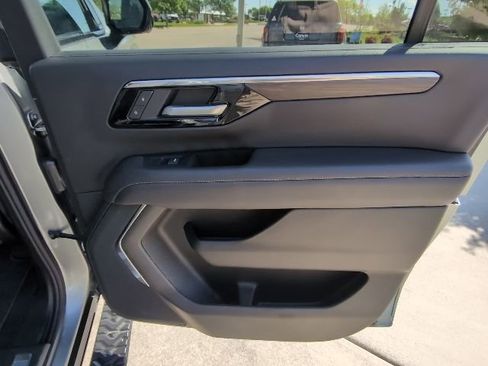 Used 2025 Chevrolet Suburban Z71 AWD/4WD image 29