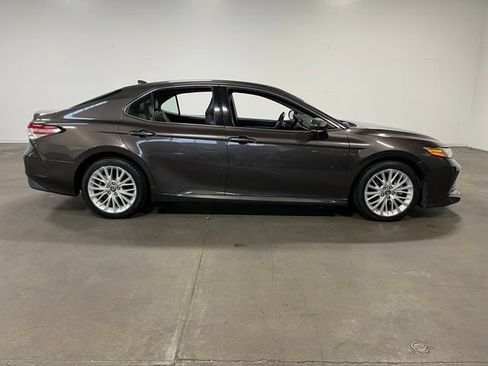 Used 2018 Toyota Camry XLE w/ Audio Package FWD image 2
