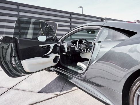 Used 2017 Acura NSX image 32