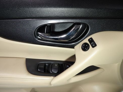 Used 2019 Nissan Rogue SV image 9