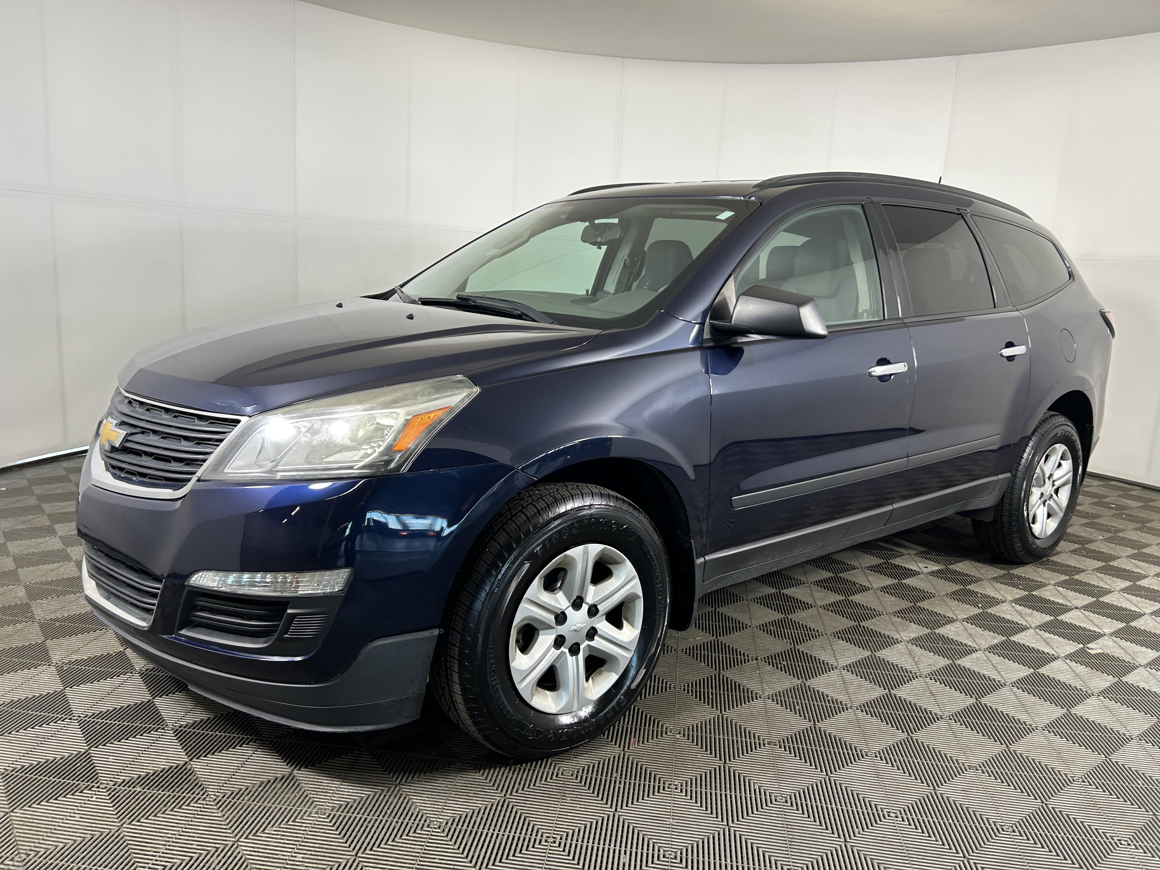 Used 2017 Chevrolet Traverse LS FWD image 1