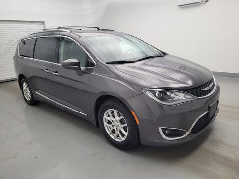 Used 2020 Chrysler Pacifica Touring-L FWD image 11