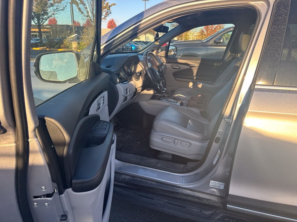 Used 2019 Honda Pilot Touring image 6