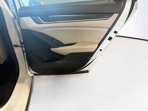 Used 2018 Honda Accord Touring image 30