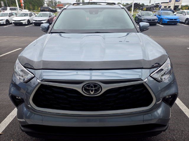 Used 2023 Toyota Highlander XLE FWD image 2
