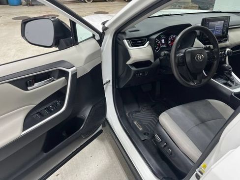 Used 2022 Toyota RAV4 XLE AWD/4WD image 25
