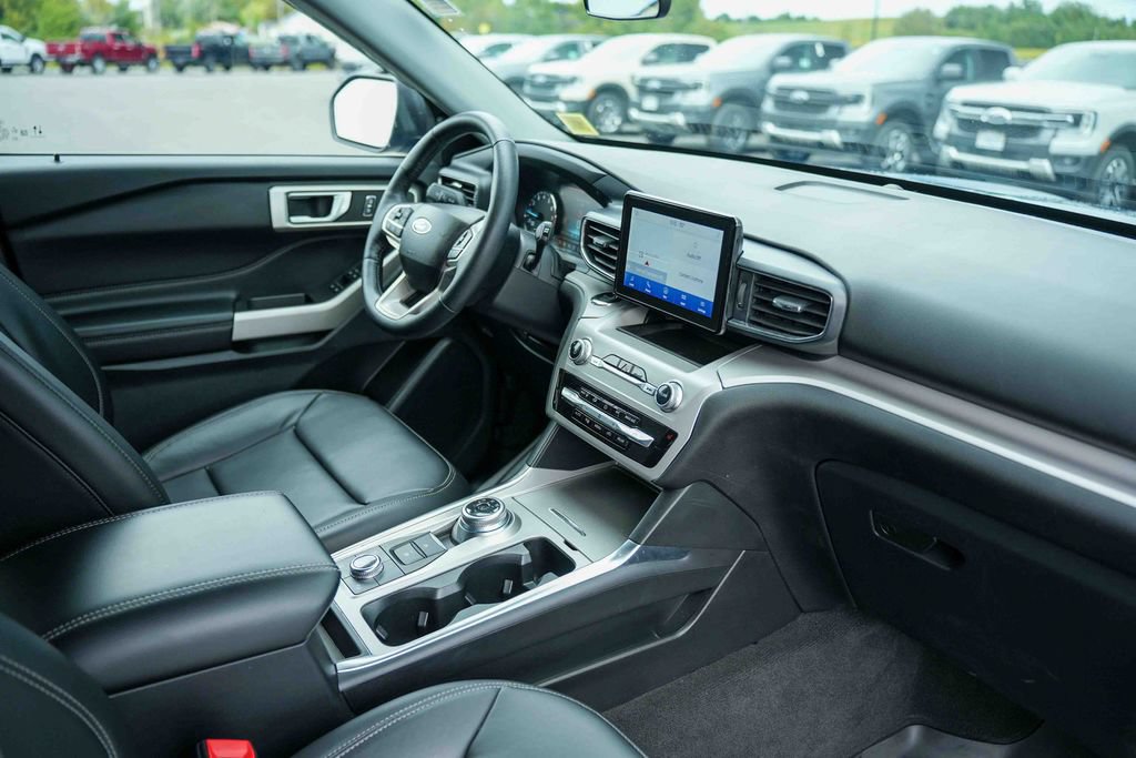 Used 2023 Ford Explorer XLT w/ Equipment Group 202A AWD/4WD image 17