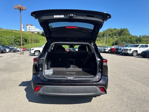 Used 2021 Toyota Highlander XLE AWD/4WD image 18