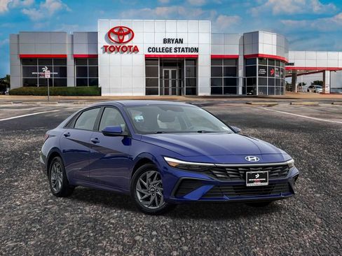 Used 2024 Hyundai Elantra SEL image 1