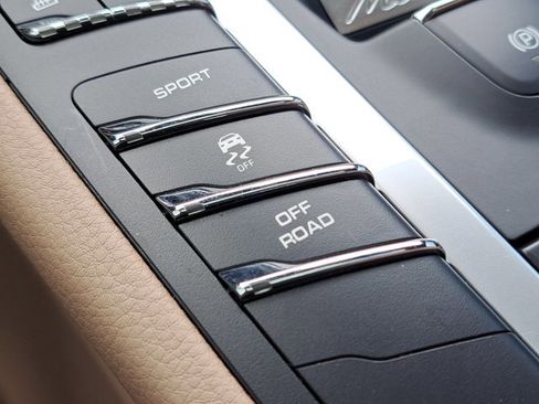 Certified 2021 Porsche Macan image 34