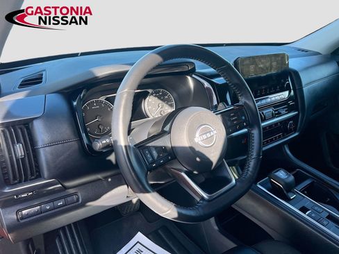 Used 2024 Nissan Pathfinder SL image 11