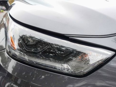 Used 2021 Toyota Highlander XLE image 3