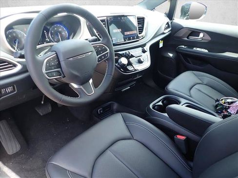 New 2027 Chrysler Pacifica Select FWD image 12