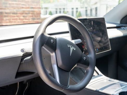 Used 2023 Tesla Model Y AWD image 19