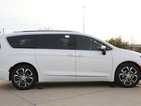 New 2026 Chrysler Pacifica Pinnacle image 10