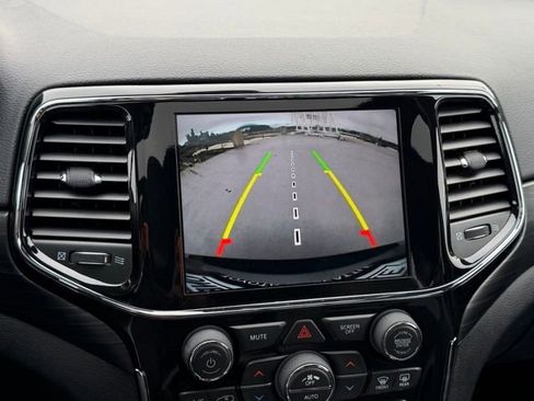 Used 2021 Jeep Grand Cherokee Laredo X image 23