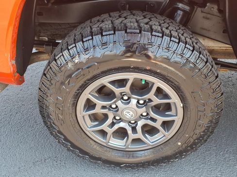 Used 2018 Toyota Tacoma SR5 AWD/4WD image 11