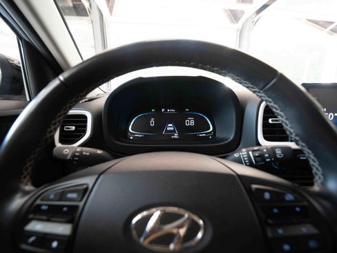 Used 2024 Hyundai Venue Limited FWD image 15