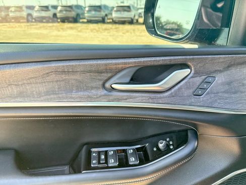 Used 2023 Jeep Grand Cherokee Overland AWD/4WD image 9