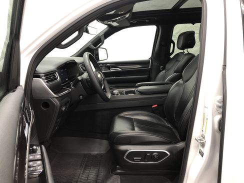 Certified 2024 Jeep Wagoneer Series I 4x4 w/ Premium Group I image 18