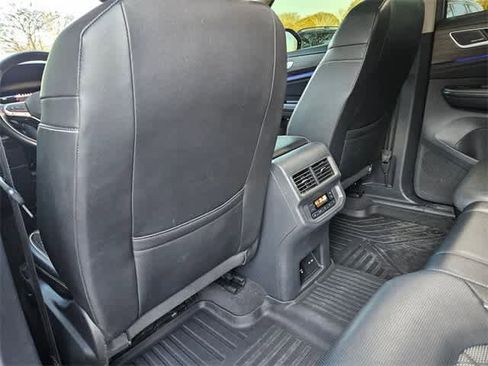 Used 2024 Volkswagen Atlas SEL Premium R-Line image 11