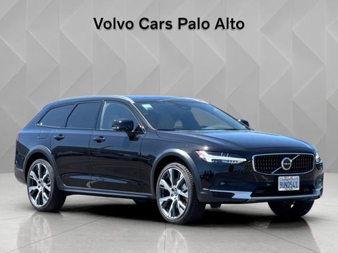 Certified 2025 Volvo V90 B6 Cross Country Ultra w/ Protection Package Premier AWD/4WD image 14
