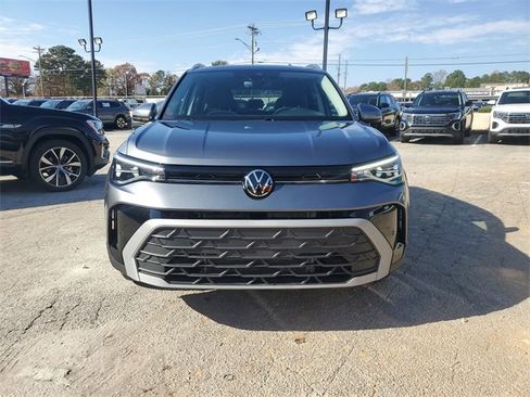 Certified 2025 Volkswagen Taos SE w/ Panoramic Sunroof Package image 2