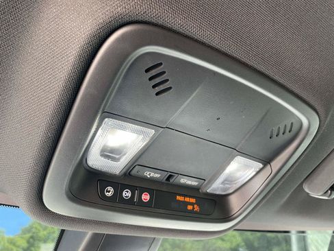Used 2022 Chevrolet Traverse LT FWD image 16