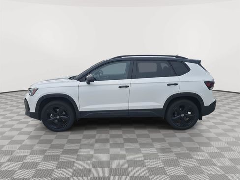 Used 2025 Volkswagen Taos SE AWD/4WD image 5