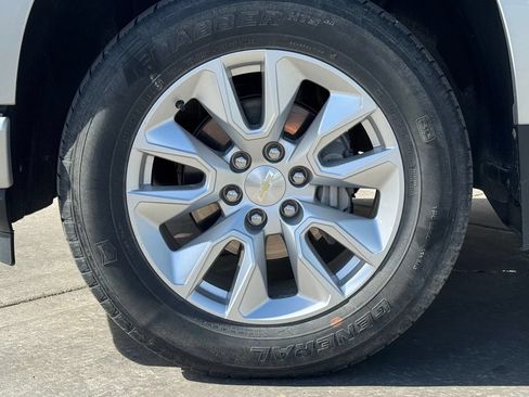 Used 2019 Chevrolet Silverado 1500 Custom w/ Custom Value Package AWD/4WD image 9