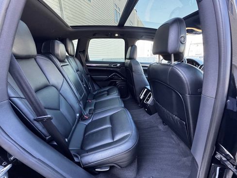 Used 2016 Porsche Cayenne w/ Premium Package image 19