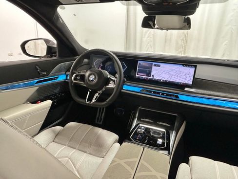 Used 2023 BMW 760i xDrive image 9