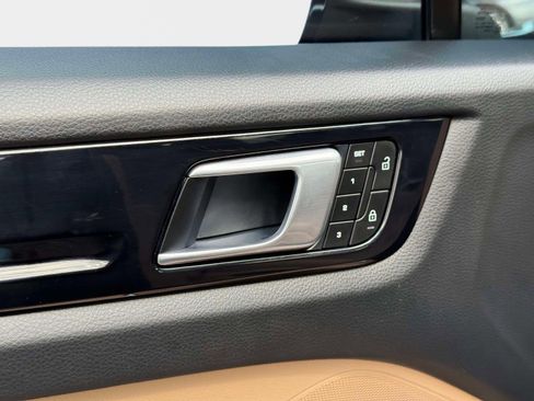 Used 2022 Porsche Cayenne w/ Premium Package image 41