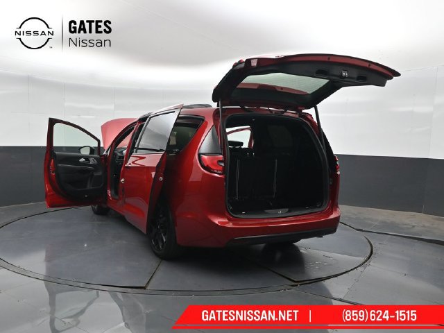 Used 2025 Chrysler Pacifica Limited FWD image 61