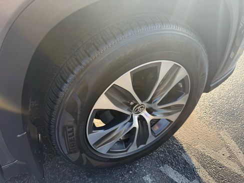 Used 2021 Toyota Highlander XLE image 12